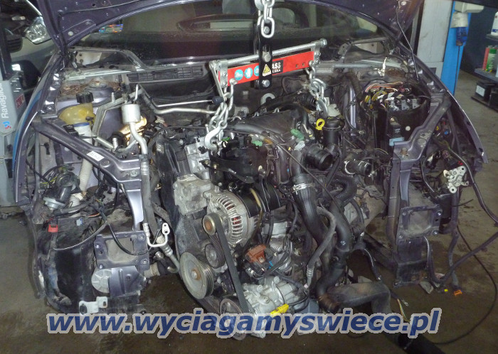 Wyciganie urwanych wiec arowych z Citroena C4
              2.0 HDi