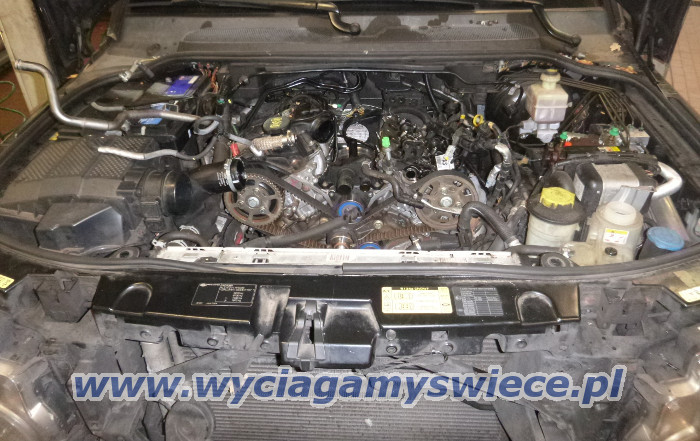 Wyciganie urwanej wiecy arowej z Land
                    Rover Discovery 3 TDV6 2.7