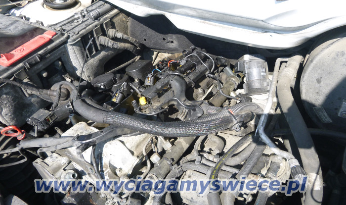 Wyciąganie świecy z
Mercedesem Vito / Viano z silnikiem 2.2 CDI i
tylnym napędem