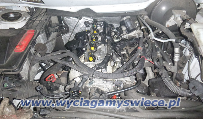 Wyciąganie świecy z
Mercedesem Vito / Viano z silnikiem 2.2 CDI i tylnym
napędem